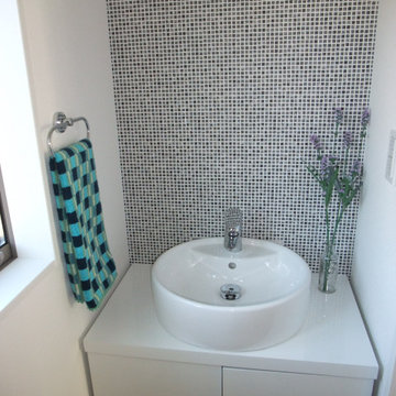 トイレ手洗いの壁はタイル柄のクロスです。タオルもタイル柄で揃えました。