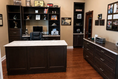 Example of a classic home office design in Miami
