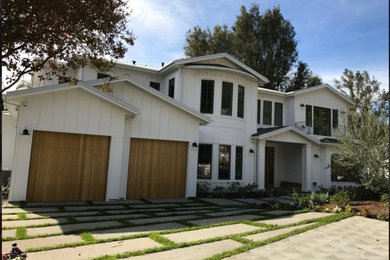 Mittelgroßes, Zweistöckiges Landhaus Haus mit weißer Fassadenfarbe, Satteldach und Schindeldach in Los Angeles