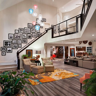 Создайте стильный интерьер: огромное фойе в современном стиле с серыми стенами, паркетным полом среднего тона, двустворчатой входной дверью, серой входной дверью и серым полом - последний тренд