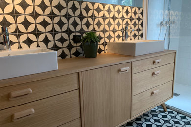Réalisation d'une chambre d'amis urbaine de taille moyenne avec un mur bleu, parquet clair, aucune cheminée et un sol beige.