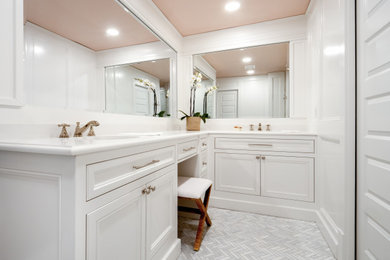 Idéer för mellanstora amerikanska vitt en-suite badrum, med luckor med profilerade fronter, vita skåp, en dusch i en alkov, en toalettstol med hel cisternkåpa, grå kakel, stenkakel, vita väggar, klinkergolv i keramik, ett undermonterad handfat, bänkskiva i kvarts, grått golv och dusch med gångjärnsdörr