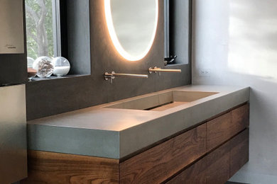 Inspiration for a modern bathroom remodel in Los Angeles