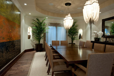 Dining room - contemporary dining room idea in Los Angeles