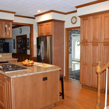Kitchen Remodel with Oak Thomas Cabinets in Chestnut Stain with Chocolate Glaze