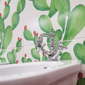 Showroom-  Bagno con rivestimento dipinto a mano di Francesco De Maio