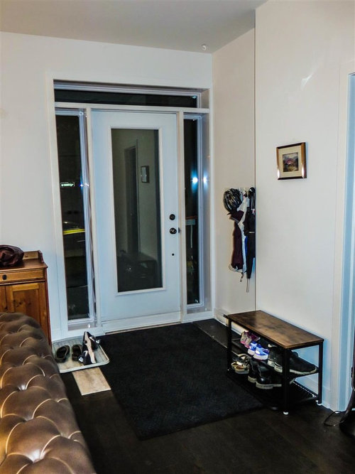 Sidelight privacy treatment for rental front door