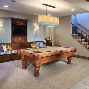 Ejemplo de sótano con ventanas tradicional, grande, con paredes multicolor y suelo de piedra caliza