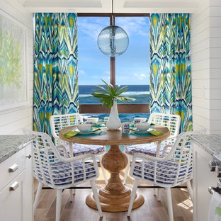 ハワイのビーチスタイルのLDKの画像 (白い壁、無垢フローリング、茶色い床)