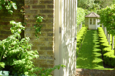 Foto de jardín de estilo de casa de campo grande con camino de entrada