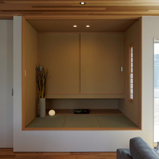 Inredning av ett modernt arbetsrum, med tatamigolv