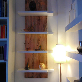 Ispirazione per un piccolo soggiorno minimal chiuso con libreria, pareti bianche, pavimento in ardesia e pavimento grigio