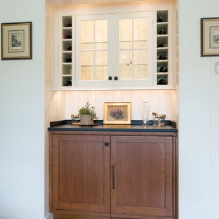 フィラデルフィアの小さいトラディショナルスタイルのおしゃれなホームバー (インセット扉のキャビネット、中間色木目調キャビネット、ソープストーンカウンター、白いキッチンパネル、木材のキッチンパネル、淡色無垢フローリング、茶色い床、黒いキッチンカウンター) の写真