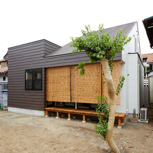 他の地域の小さいモダンスタイルのおしゃれな横庭のデッキ (張り出し屋根) の写真