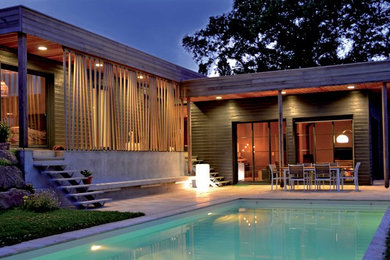 Idée de décoration pour une façade de maison design en bois de taille moyenne et de plain-pied avec un toit plat.