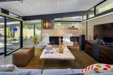 Example of a mid-century modern living room design in Los Angeles