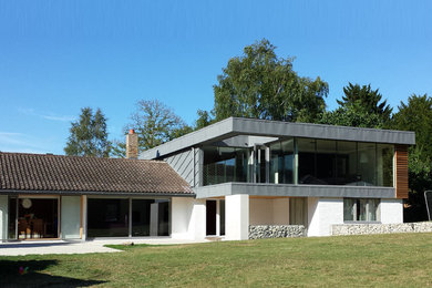 Diseño de fachada de casa multicolor actual de tamaño medio de dos plantas con revestimientos combinados, tejado plano y techo verde