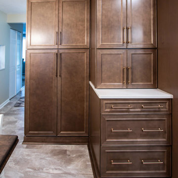 Maple Stained Shaker Kitchen Cabinets with Peninsula Bar