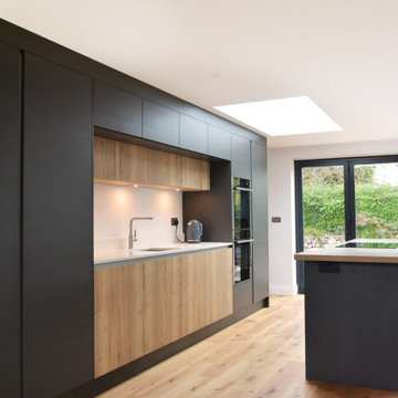 Handleless Graphite & Woodgrain kitchen, Cornwall