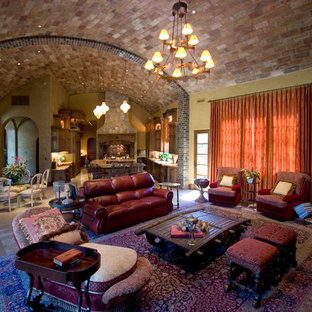 Imagen de salón mediterráneo, extra grande, con paredes amarillas