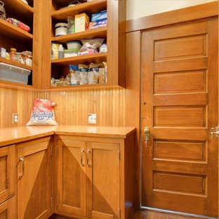 Idéer för mellanstora vintage kök, med en rustik diskho, skåp i shakerstil, vita skåp, bänkskiva i kvarts, vitt stänkskydd, stänkskydd i tunnelbanekakel, vita vitvaror, korkgolv, en köksö och brunt golv