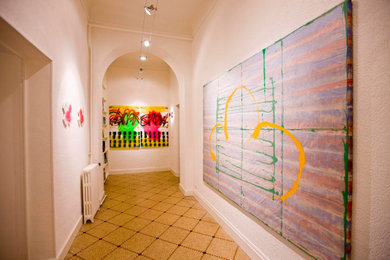 Exemple d'un grand hall d'entrée éclectique avec un mur multicolore, un sol en carrelage de céramique, un sol jaune et un plafond voûté.