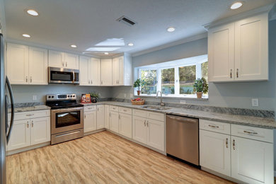 Example of a kitchen design in Tampa