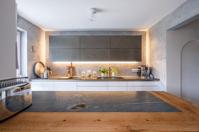 Offene, Zweizeilige, Große Moderne Küche mit Unterbauwaschbecken, Granit-Arbeitsplatte, Küchenrückwand in Grau, Kücheninsel, grauer Arbeitsplatte und kleiner Kücheninsel in Stuttgart