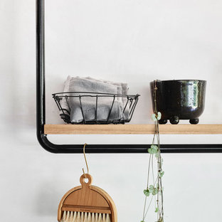 Inspiration för små moderna kök, med en undermonterad diskho, släta luckor, skåp i ljust trä, bänkskiva i betong, vitt stänkskydd, svarta vitvaror, betonggolv, en köksö och grått golv