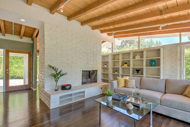 Example of a 1960s living room design in Los Angeles