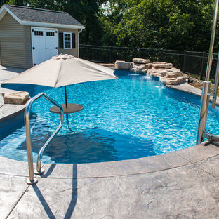 他の地域の中サイズのオーダーメイドシャビーシック調のおしゃれなプール (噴水、スタンプコンクリート舗装) の写真