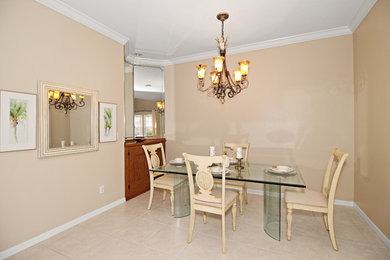 Dining room photo in Miami