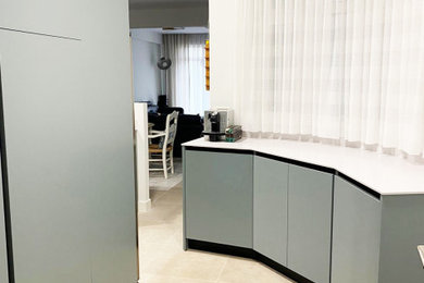 Einzeilige, Große Moderne Wohnküche mit Waschbecken, Quarzwerkstein-Arbeitsplatte, Küchenrückwand in Weiß, Küchengeräten aus Edelstahl, Porzellan-Bodenfliesen, Kücheninsel, beigem Boden und weißer Arbeitsplatte in Bilbao