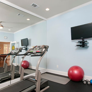 アトランタのトラディショナルスタイルのおしゃれなホームジム (青い壁、黒い床) の写真