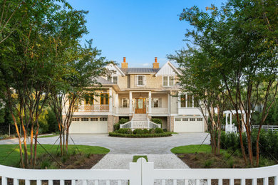 Idee per la villa ampia beige stile marinaro a due piani con rivestimenti misti, copertura in metallo o lamiera e tetto grigio