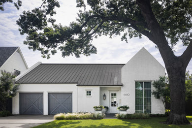Imagen de fachada de casa blanca y gris tradicional renovada grande de una planta con ladrillo pintado, tejado a dos aguas y tejado de metal
