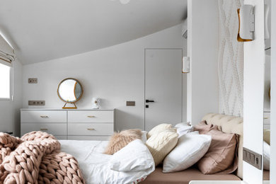 Imagen de dormitorio minimalista sin chimenea con paredes blancas y suelo marrón