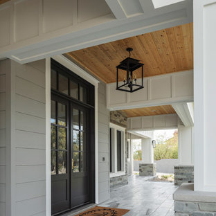 Großes, Zweistöckiges, Weißes Landhaus Einfamilienhaus mit Mix-Fassade, Satteldach und Blechdach in Phoenix