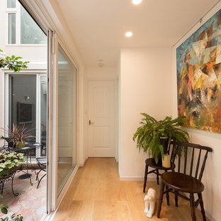 京都の北欧スタイルのおしゃれな中庭のテラス (天然石敷き、日よけなし) の写真