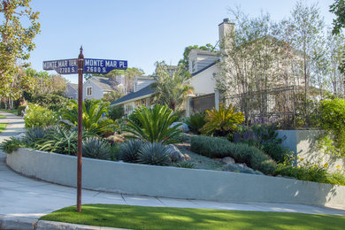 Inspiration for a modern landscaping in Los Angeles.