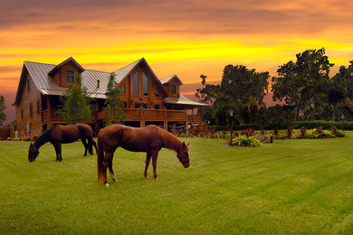 Farmhouse home design photo in Tampa