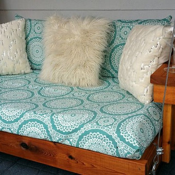 Relaxing floating daybed extended by cables
