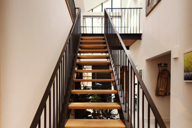 オックスフォードシャーにあるコンテンポラリースタイルのおしゃれな階段の写真