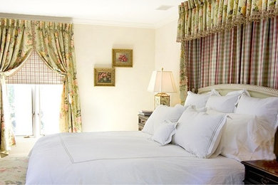 Bedroom - traditional bedroom idea in New York