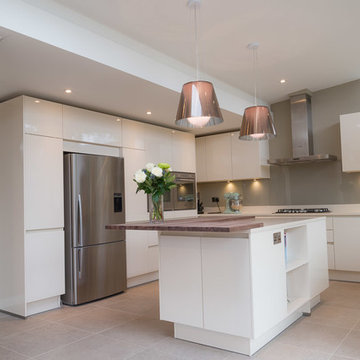 Modern Handless Kitchen in Magnolia White