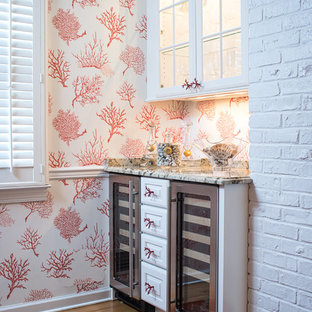 ニューヨークの小さいビーチスタイルのおしゃれなホームバー (ガラス扉のキャビネット、白いキャビネット、御影石カウンター、淡色無垢フローリング) の写真