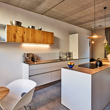 Moderne Inselküche in matt Kristallgrau und Balkeneiche mit RVS Arbeitsplatte
