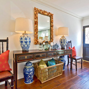 Inspiration för en eklektisk entré, med en enkeldörr och mörk trädörr