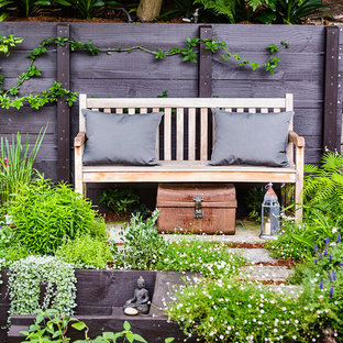 Kleiner Stilmix Hanggarten im Sommer mit Sportplatz, direkter Sonneneinstrahlung und Natursteinplatten in Sydney