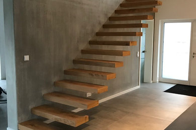 Schwebende Moderne Holztreppe in Köln